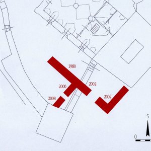 Obr. 61: Veveří - hrad 2002. Průzkum a dokumentace reliktů zdiva mezi věžemi hranolovou a prachovou. Výřez vektorového georeferencovaného plánu situace JV části přízemí starší části hradního areálu (modrá barva) s červeným vyznačením přesně zaměřených půdorysů zděných reliktů prozkoumaných v letech 1980, 2000 a 2002 při JV obvodové hradbě mezi hranolovou a prachovou věží (zhotovil P. Vitula).