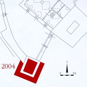 Obr. 65: Veveří - hrad 2004. Statické zajištění a rekonstrukce prachové věže. Výřez vektorového georeferencovaného plánu situace přízemí JV starší části hradního areálu (modrá barva) s červeným vyznačením zkoumaných ploch vně a uvnitř prachové věže (zhotovil P. Vitula).