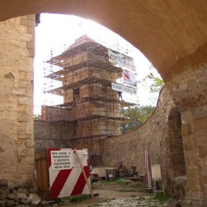 Obr. 66: Veveří - hrad 2004. Statické zajištění a rekonstrukce prachové věže. Prachová věž při opravě – pohled od SZ (foto P. Vitula).