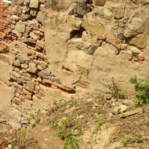 Obr. 67: Veveří - hrad 2004. Statické zajištění a rekonstrukce prachové věže. Struktura obvodového kamenocihelného zdiva JV strany prachové věže – pohled od SV (foto P. Vitula).