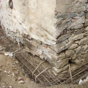 Obr. 68: Veveří - hrad 2004. Statické zajištění a rekonstrukce prachové věže. Struktura obvodového kamenocihelného zdiva J nároží prachové věže – pohled od J (foto P. Vitula).