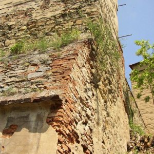 Obr. 69: Veveří - hrad 2004. Statické zajištění a rekonstrukce prachové věže. Struktura obvodového kamenocihelného zdiva JZ nároží prachové věže – pohled od Z (foto P. Vitula).