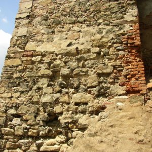 Obr. 70: Veveří - hrad 2004. Statické zajištění a rekonstrukce prachové věže. Struktura obvodového kamenocihelného zdiva JV strany prachové věže – pohled od V (foto P. Vitula).