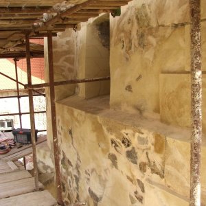Obr. 71: Veveří - hrad 2004. Statické zajištění a rekonstrukce prachové věže. SZ okno v 1. patře po rekonstrukci – pohled od JZ (foto P. Vitula).