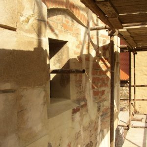 Obr. 72: Veveří - hrad 2004. Statické zajištění a rekonstrukce prachové věže. JV okno s cihelnou klenbou v 1. patře po rekonstrukci – pohled od JZ (foto P. Vitula).