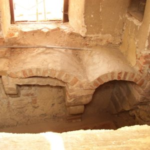 Obr. 73: Veveří - hrad 2004. Statické zajištění a rekonstrukce prachové věže. Vynášecí cihelné klenby podlah 2. patra na kamenných středověkých konzolách – pohled od SV (foto P. Vitula).