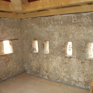 Obr. 74: Veveří - hrad 2004. Statické zajištění a rekonstrukce prachové věže. Střílny ve 4. patře – pohled od S (foto P. Vitula).