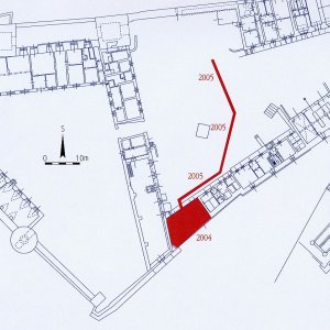 Obr. 75: Veveří - hrad 2004–2005. Novostavba veřejných záchodů a jejich připojení na kanalizační řád. Výřez vektorového georeferencovaného plánu přízemí středního hradu (modrá barva) s vyznačením přesně zaměřených půdorysů výkopů (červená barva) prozkoumaných v jeho JZ nároží v letech 2004-2005 (zhotovil P. Vitula).