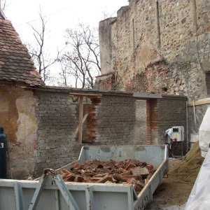 Obr. 76: Veveří - hrad 2004–2005. Novostavba veřejných záchodů a jejich připojení na kanalizační řád. Průběh přízemní novostavby veřejných záchodů – pohled od S (foto P. Vitula).