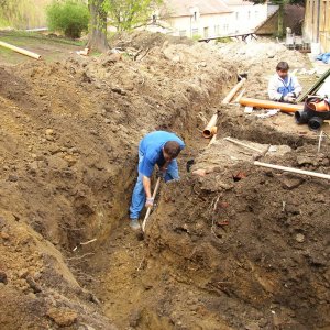 Obr. 78: Veveří - hrad 2004–2005. Novostavba veřejných záchodů a jejich připojení na kanalizační řád. Průběh výkopových prací pro kanalizační potrubí – pohled od JZ (foto P. Vitula).