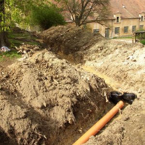 Obr. 79: Veveří - hrad 2004–2005. Novostavba veřejných záchodů a jejich připojení na kanalizační řád. Ve výkopech pro kanalizační potrubí byly zjištěny novověké dorovnávky terénu a místy skalní podloží – pohled od JV (foto P. Vitula).