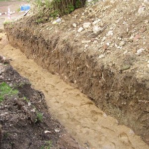 Obr. 80: Veveří - hrad 2004–2005. Novostavba veřejných záchodů a jejich připojení na kanalizační řád. Ve výkopech pro kanalizační potrubí byly zjištěny novověké dorovnávky terénu a místy skalní podloží – pohled od JV (foto P. Vitula).