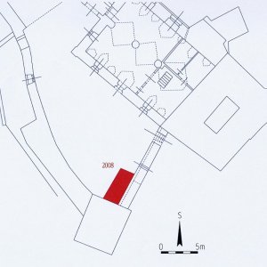 Obr. 81: Veveří - hrad 2008. Výstavba dřevěného schodiště do 1. patra prachové věže. Výřez vektorového georeferencovaného plánu situace JV části přízemí starší části hradního areálu (modrá barva) s vyznačením přesně zaměřeného půdorysu sondy (červená barva) pod budoucím schodištěm při JV obvodové hradbě mezi hranolovou a prachovou věží (zhotovil P. Vitula).