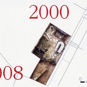 Obr. 82: Veveří - hrad 2008. Výstavba dřevěného schodiště do 1. patra prachové věže. Fotoplán odkryté archeologické situace zachycuje prodloužení středověké kamenné zdi zkoumané již v roce 2000. Prokazatelně je přerušená interiérovou brankou někdejší nejspíše palácové stavby (zhotovil P. Vitula).