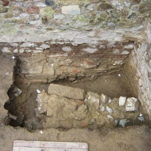 Obr. 85: Veveří - hrad 2008. Výstavba dřevěného schodiště do 1. patra prachové věže. Situace kamenné středověké zdi s interiérovou brankou v nároží pod prachovou věží – pohled od SZ (foto P. Vitula).