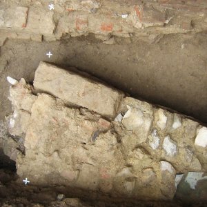 Obr. 86: Veveří - hrad 2008. Výstavba dřevěného schodiště do 1. patra prachové věže. Situace kamenné středověké zdi s interiérovou brankou v nároží pod prachovou věží – detail od SZ (foto P. Vitula).