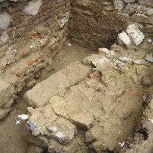 Obr. 87: Veveří - hrad 2008. Výstavba dřevěného schodiště do 1. patra prachové věže. Situace kamenné středověké zdi s interiérovou brankou v nároží pod prachovou věží – detail od S (foto P. Vitula).