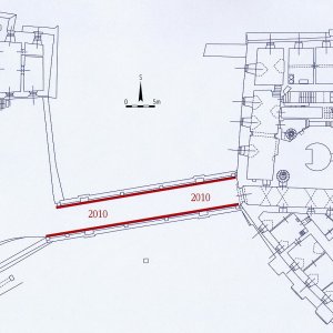 Obr. 88: Veveří - hrad 2010. Oprava mostní konstrukce. Výřez vektorového georeferencovaného plánu situace přízemí hradu (modrá barva) s vyznačením přesně zaměřených výkopů na mostě (červená barva) spojujícím starý hrad se středním (zhotovil P. Vitula).