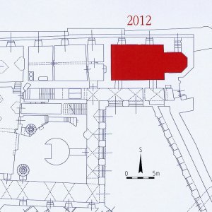 Obr. 92: Veveří - hrad 2012. Kaple. Výřez vektorového georeferencovaného plánu situace přízemí hradu (modrá barva) s vyznačením polohy a půdorysu hradní kaple (červená barva) v interiéru hlavního paláce (zhotovil P. Vitula).