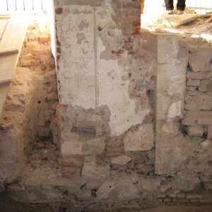 Obr. 95: Veveří - hrad 2012. Kaple. V letech 2003–2012 byly z interéru kaple postupně odtěžovány mocné vrstvy recentních násypů a odstraňována řada nešetrných stavebních úprav. Postupně byly odkryty do té doby zastavěné nebo navážkami překryté stavební prvky – relikty portálu (?) – pohled od S (foto P. Vitula).