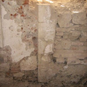 Obr. 96: Veveří - hrad 2012. Kaple. V letech 2003–2012 byly z interéru kaple postupně odtěžovány mocné vrstvy recentních násypů a nešetrných stavebních úprav. Postupně byly odkryty do té doby zastavěné nebo navážkami překryté stavební prvky – relikty portálu (?) – pohled od S (foto P. Vitula).