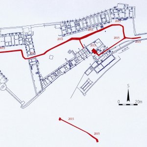 Obr. 98: Veveří - hrad 2015. Vodovod. Výřez vektorového georeferencovaného plánu situace přízemí hradu (modrá barva) s vyznačením půdorysů přesně zaměřených výkopů pro vodovodní potrubí (červená barva) v prostoru středního hradu, přihrádku a jižního předhradí (zhotovil P. Vitula).