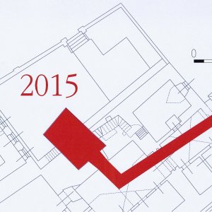Obr. 99: Veveří – hrad 2015. Vodovod. Výřez detailu vektorového georeferencovaného plánu situace přízemí hradu (modrá barva) s vyznačením půdorysů přesně zaměřených výkopů pro vodovodní potrubí (červená barva) v prostoru jižní brány – průjezd a sklepení (zhotovil P. Vitula).