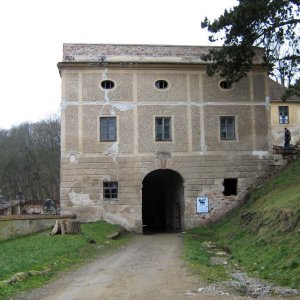 Obr. 100: Veveří – hrad 2015. Vodovod. Jižní brána – pohled od SV (foto P. Vitula).