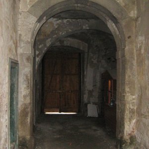 Obr. 101: Veveří – hrad 2015. Vodovod. Průjezd jižní bránou – pohled od SV (foto P. Vitula).