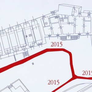 Obr. 106: Veveří – hrad 2015. Vodovod. Výřez detailu vektorového georeferencovaného plánu situace přízemí hradu (modrá barva) s vyznačením půdorysů přesně zaměřených výkopů pro vodovodní potrubí (červená barva) v prostoru V části středního hradu před purkrabstvím a ovčínem (zhotovil P. Vitula).