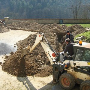 Obr. 107: Veveří – hrad 2015. Vodovod. Výkopy pro vodovodní potrubí před purkrabstvím – pohled od S (foto P. Vitula).