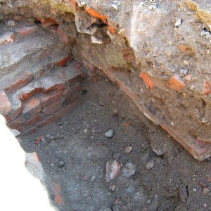 Obr. 110: Veveří – hrad 2015. Vodovod. Novověký cihelný taras a relikt cihelné dlažby na západní straně mostní konstrukce – pohled od Z (foto P. Vitula).