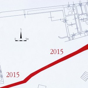 Obr. 111: Veveří – hrad 2015. Vodovod. Výřez vektorového georeferencovaného plánu situace přízemí hradu (modrá barva) s vyznačením půdorysů přesně zaměřených výkopů pro vodovodní potrubí (červená barva) v prostoru západní části středního hradu před ubytovnou a branou do přihrádku (zhotovil P. Vitula).