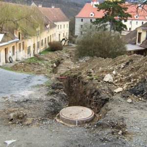 Obr. 112: Veveří – hrad 2015. Vodovod. Výkopy pro vodovodní potrubí v prostoru středního hradu – pohled od Z (foto P. Vitula).