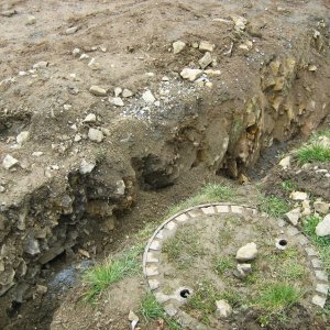 Obr. 114: Veveří – hrad 2015. Vodovod. Profil výkopu pro vodovodní potrubí s výchozem skalního podloží v prostoru středního hradu – pohled od SV (foto P. Vitula).