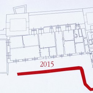 Obr. 117: Veveří – hrad 2015. Vodovod. Výřez detailu vektorového georeferencovaného plánu situace přízemí hradu (modrá barva) s vyznačením půdorysů přesně zaměřených výkopů pro vodovodní potrubí (červená barva) v prostoru brány a S části přihrádku (zhotovil P. Vitula).