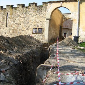 Obr. 118: Veveří – hrad 2015. Vodovod. Výkopy pro vodovodní potrubí před vstupní branou do přihrádku – pohled od SV (foto P. Vitula).
