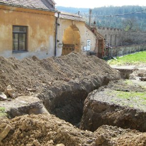 Obr. 119: Veveří – hrad 2015. Vodovod. Výkopy pro vodovodní potrubí v S části  přihrádku – pohled od SZ (foto P. Vitula).