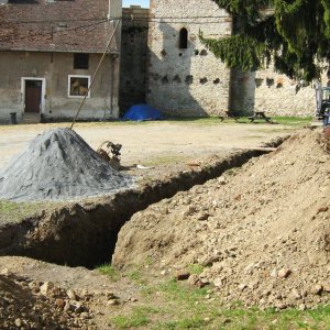 Obr. 121: Veveří – hrad 2015. Vodovod. Výkop pro vodovodní potrubí v S části  přihrádku – pohled od SV (foto P. Vitula).