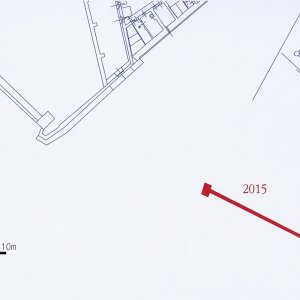 Obr. 123: Veveří – hrad 2015. Vodovod. Výřez vektorového georeferencovaného plánu situace přízemí hradu (modrá barva) s vyznačením půdorysů přesně zaměřeného výkopu pro vodovodní potrubí (červená barva) v prostoru J předhradí (zhotovil P. Vitula).