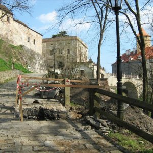 Obr. 124: Veveří – hrad 2015. Vodovod. Výkop pro vodovodní potrubí v prostoru J předhradí – pohled od JZ (foto P. Vitula).