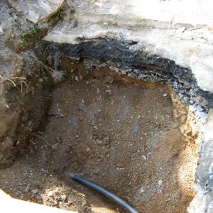 Obr. 126: Veveří – hrad 2015. Vodovod. Výkop pro vodovodní potrubí v prostoru J předhradí – pohled od Z (foto P. Vitula).