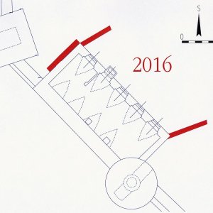 Obr. 127: Veveří – hrad 2016. Kovárna. Výřez detailu vektorového georeferencovaného plánu situace přízemí hradu (modrá barva) s vyznačením půdorysů přesně zaměřených výkopů pro vodovodní potrubí (červená barva) v prostoru kovárny v JZ části přihrádku (zhotovil P. Vitula).