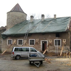 Obr. 128: Veveří – hrad 2016. Kovárna. Celkový pohled na objekt při rekonstrukci – pohled od SV (foto P. Vitula).