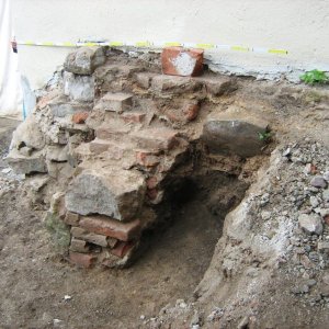 Obr. 131: Veveří – hrad 2016. Kovárna. Relikt novověkého kamenocihelného zdiva při SZ stěně kovárny – pohled od SZ (foto P. Vitula).