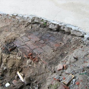 Obr. 132: Veveří – hrad 2016. Kovárna. Relikt novověké pálené cihelné dlažby při SZ stěně kovárny – pohled od Z (foto P. Vitula).
