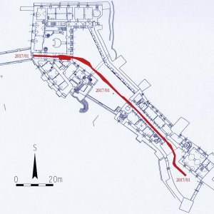 Obr. 133: Veveří – hrad 2017/01. Kanalizace. Výřez vektorového georeferencovaného plánu situace přízemí hradu (modrá barva) s vyznačením půdorysů přesně zaměřených výkopů pro kanalizační potrubí (červená barva) v prostoru staré části hradu (zhotovil P. Vitula).