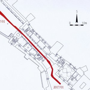 Obr. 134: Veveří – hrad 2017/01. Kanalizace. Výřez vektorového georeferencovaného plánu situace přízemí hradu (modrá barva) s vyznačením půdorysů přesně zaměřených výkopů pro kanalizační potrubí (červená barva) v JV prostoru staré části hradu (zhotovil P. Vitula).