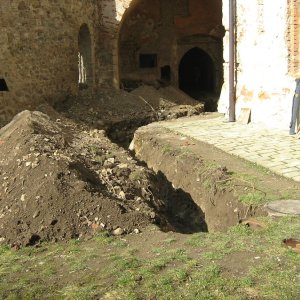Obr. 135: Veveří – hrad 2017/01. Kanalizace. Výkopy pro kanalizaci v prostoru JV nádvoří před věžemi hranolovou a prachovou – pohled od JV (foto P. Vitula).