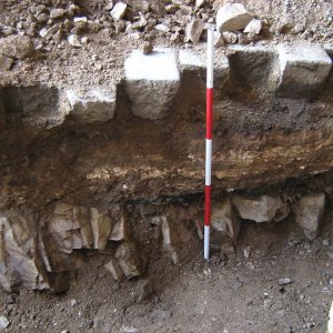 Obr. 139: Veveří – hrad 2017/01. Kanalizace. Vystupující skalní podloží pokryté  středověkým až raně novověkým souvrstvím (15. - 16. stol.) s mikrovrstvami stavebního odpadu v profilu výkopu pro kanalizaci před vstupem do anglického traktu od JV z nádvoří pod věžemi hranolovou a prachovou – pohled od SV (foto P. Vitula).